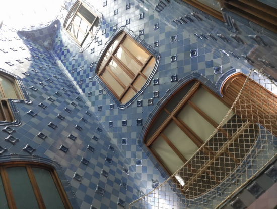 海の中をイメージした美しいタイル