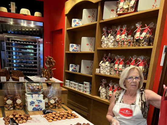 macarons coco,　とてもおいしいココナツ風味のしっとりしたクッキーが名物です