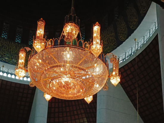 雨でモスクにシャンデリアが点灯しました