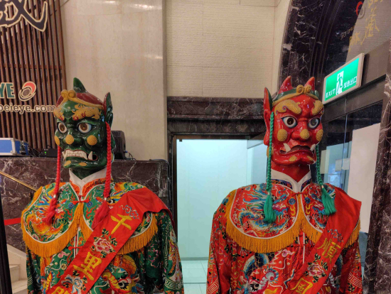 待合室にある千里眼と順風耳の像(2.5m位の伸長)(記念撮影ok)