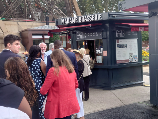 バウチャーをチケットに引き換える受付建屋