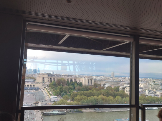 景色。一番窓際でないときちんとは見えないかな