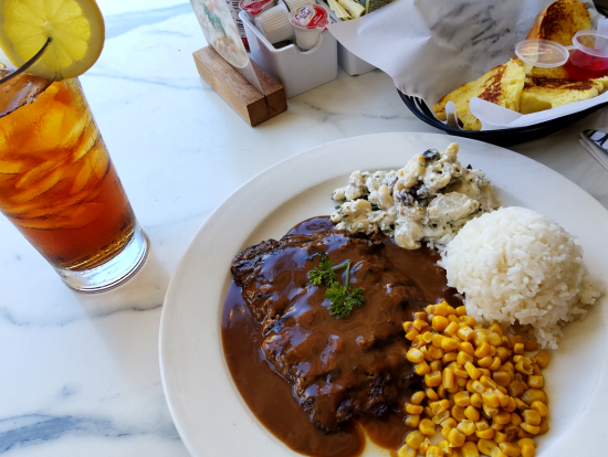 ハンバーグ、フレンチトースト、アイスティー