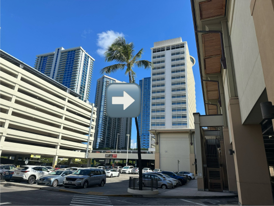 アラモアナセンターの2階中央にあるティファニーがある通りを抜けた先にある矢印の建物です!車が通る道に出たらほんの少し左に曲がった所からの写真です!