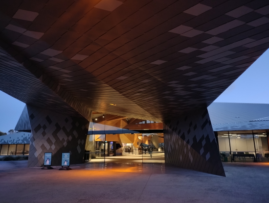 立派な建物でした。この写真の右手前に喫煙所あり。