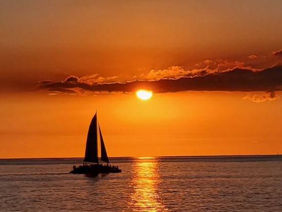 夕日が沈む　たまたま他のツアーのヨットが通りかがった
