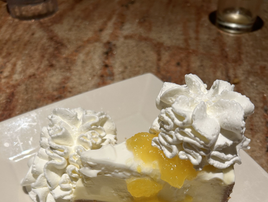 チーズケーキパイナップルソース乗せ