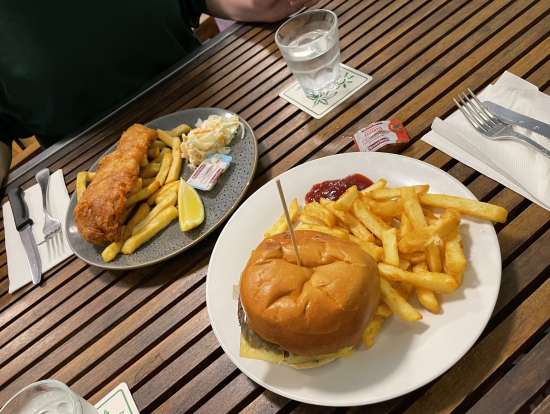 昼食のバーガー&チップス、フィッシュ&チップス