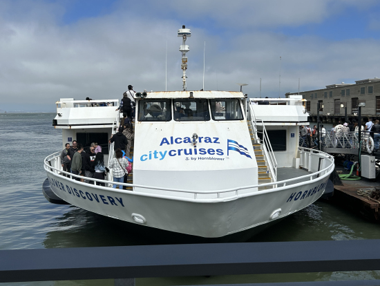 アルカトラズ島を往復する船。乗船には少し時間がかかりました。