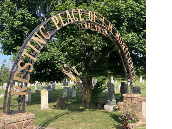 『赤毛のアン』の著者L・M・モンゴメリが眠る墓地のゲート