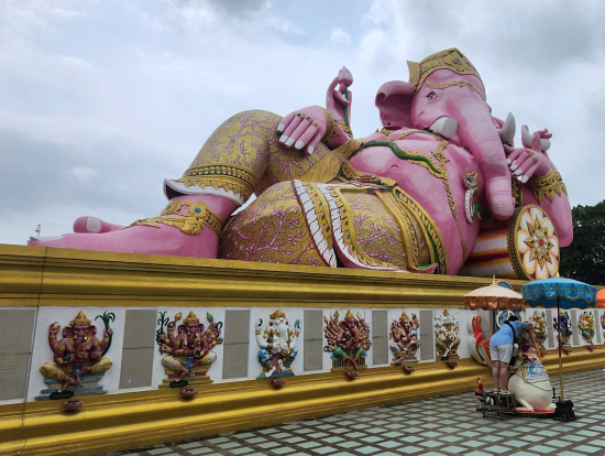 お目当ての涅槃のピンクのガネーシャ