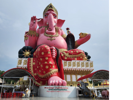 座っている方のピンクのガネーシャ