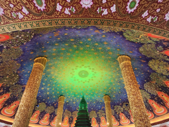 天井が奇麗なワット・パークナム