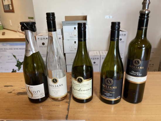 一箇所目の試飲ワイン。発泡からポートまで種類豊富。