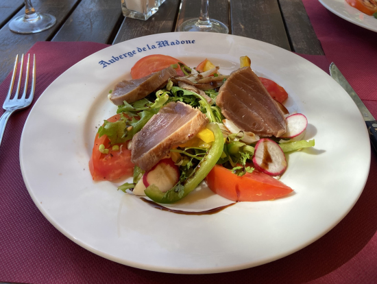 マグロを添えた新鮮なニースサラダ