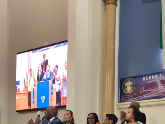 壇上にてゴスペルが歌われます