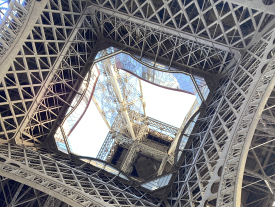 エッフェル塔を真下から!