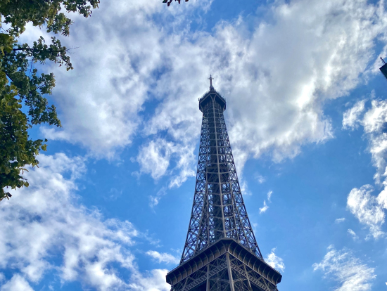 青空とエッフェル塔!