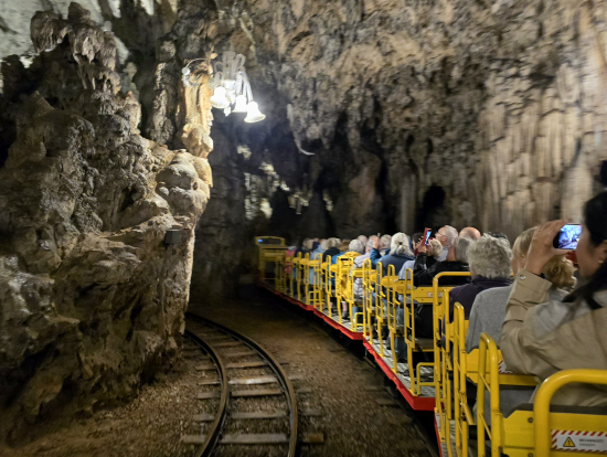 ポストイナ鍾乳洞のツアー開始