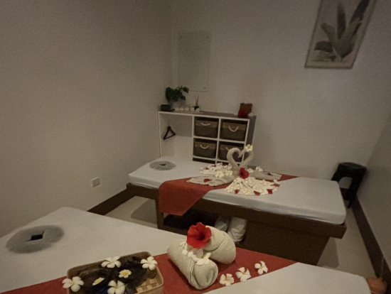 ベットまで着飾りおもてなしです。夫婦同室で安心してマッサージを受けました。タオルでハートマークです!