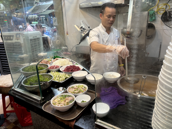 お昼は美味しくて有名なフォーのお店に連れて行ってくださいました。