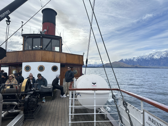 デッキはかなり風が強いです！