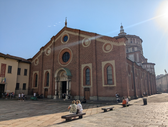 集合場所はこの建物前面の広場です。「みゅう」の紙を持った人を探してください。