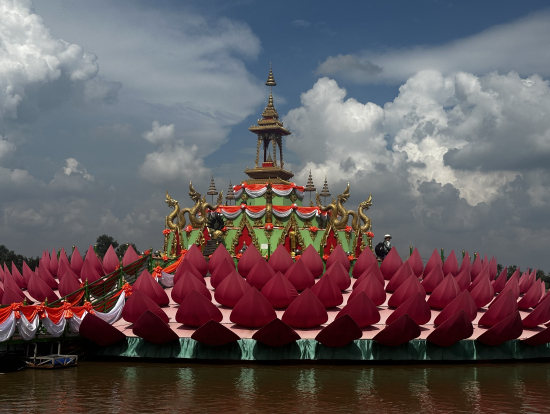 ワットパクナームには大きな蓮の花も。