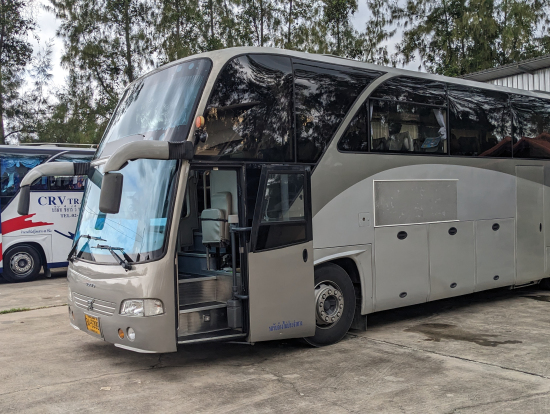 遠隔地を巡るため移動時間が長いですが、座席のゆったりした大型バスで快適。