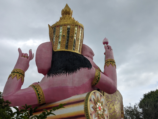 写真で見るより実物は迫力あります。後ろ姿はロン毛。