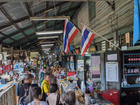 ランチをした百年市場。生活の市場で過度に観光化されてなく風情があります。