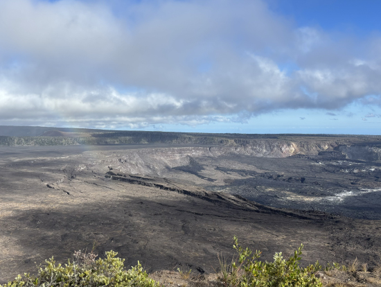 虹と火山の噴火口