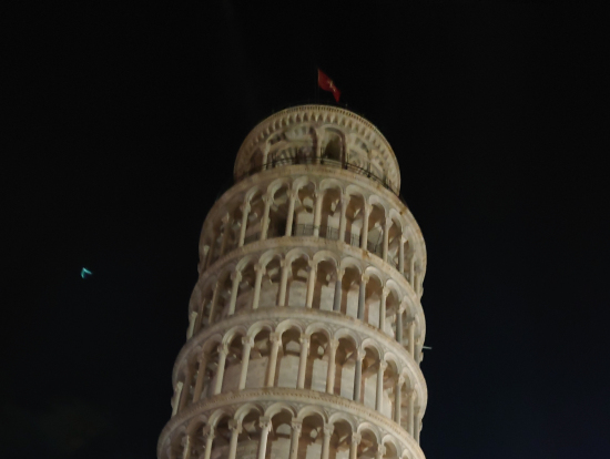 夜の斜塔も素敵です。