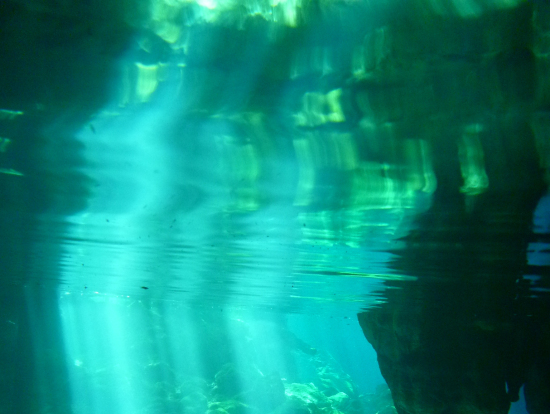 午後のグランセノーテ・光のカーテン