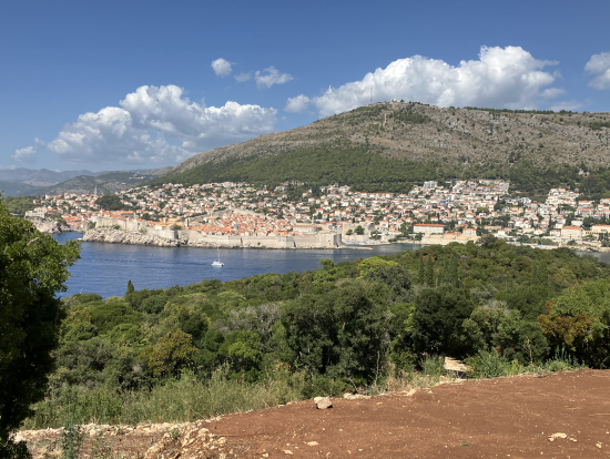 ロクルム島からドブロブニク旧市街地を望む