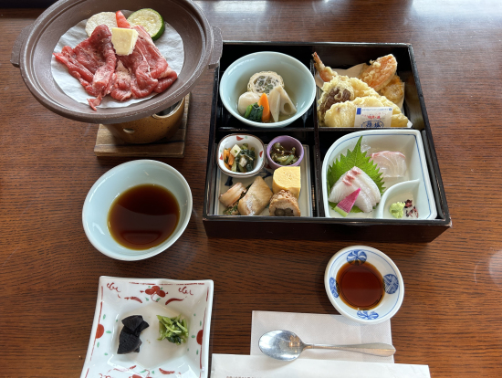 ホテルでのランチ(特にお刺身、美味しかった)