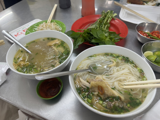 絶品スープの芋麺と米麺のフォー