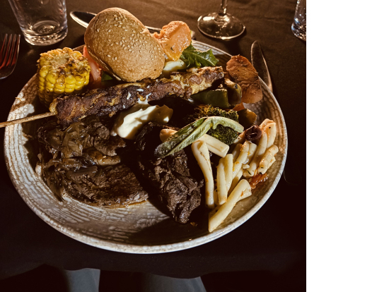 お肉などは1人1切れ、パスタやパンなどはビュッフェスタイルでした。