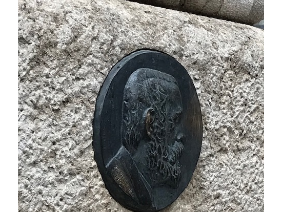 ガウディさんがサクラダファミリアを眺めて確認していた場所 街燈