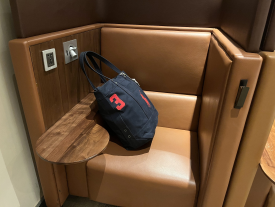 コンセントもある半個室タイプのスペース