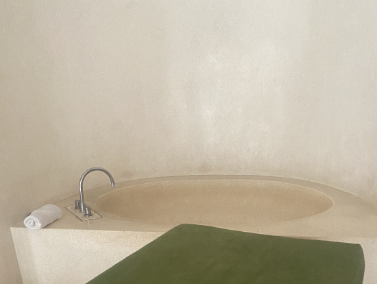 施術台と、大きな浴槽!