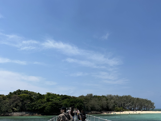 船がついて島に渡る桟橋