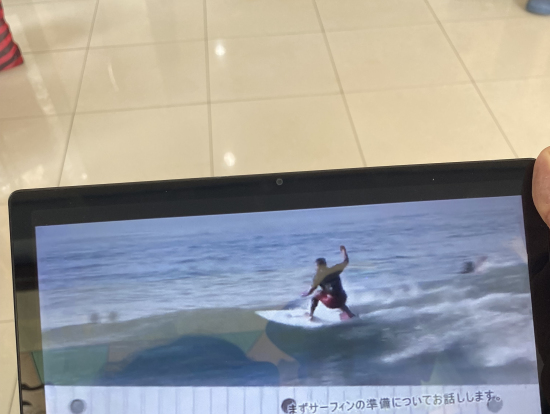 タブレットで、日本語で説明動画を見せてくれます