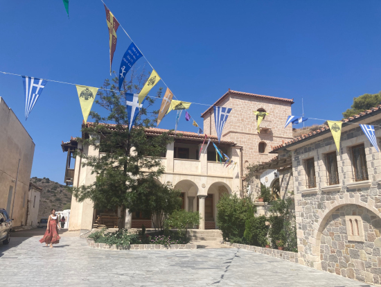 修道院の中庭(内部にギリシャ正教独特の壁画/絵画などもあります)