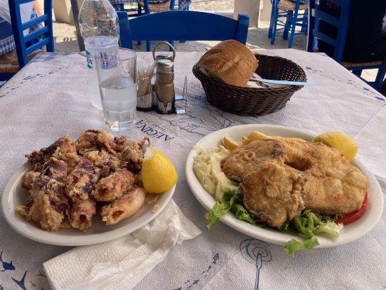 ランチ(カラマリと白身魚フライ)※+水でだいたい25ユーロ。食べきれなかったらテイクアウトもできます