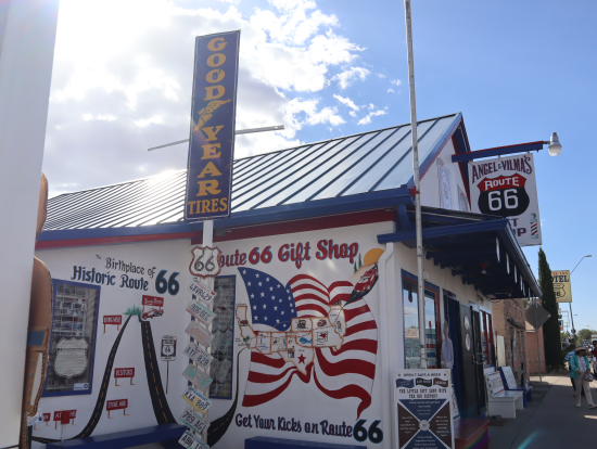 セリグマンのお土産ショップ。