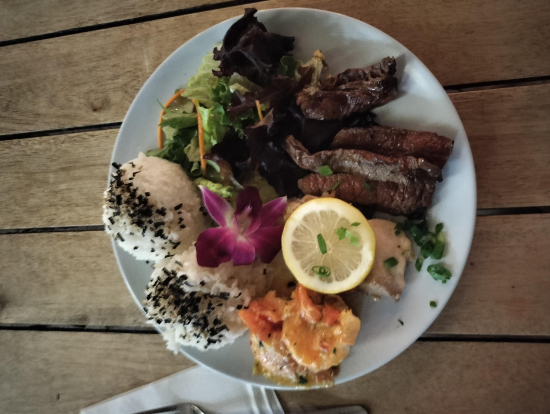 ベアフット ビーチ カフェ でのスペシャルコンボプレート