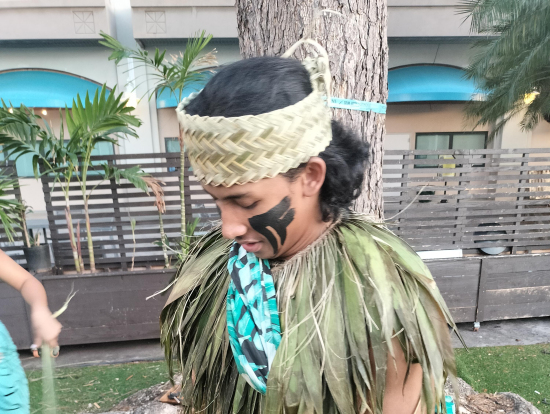 ヤシの葉の冠を作るお兄さん(ダンサー)