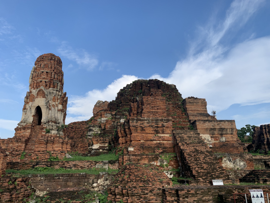 青空の下のアユタヤ遺跡