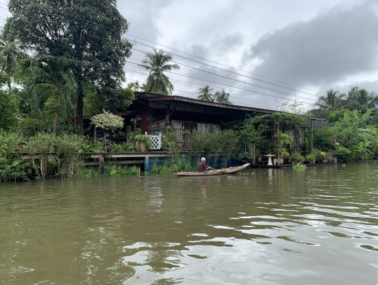 水上マーケットに向かうボートから見た川沿いのお家
